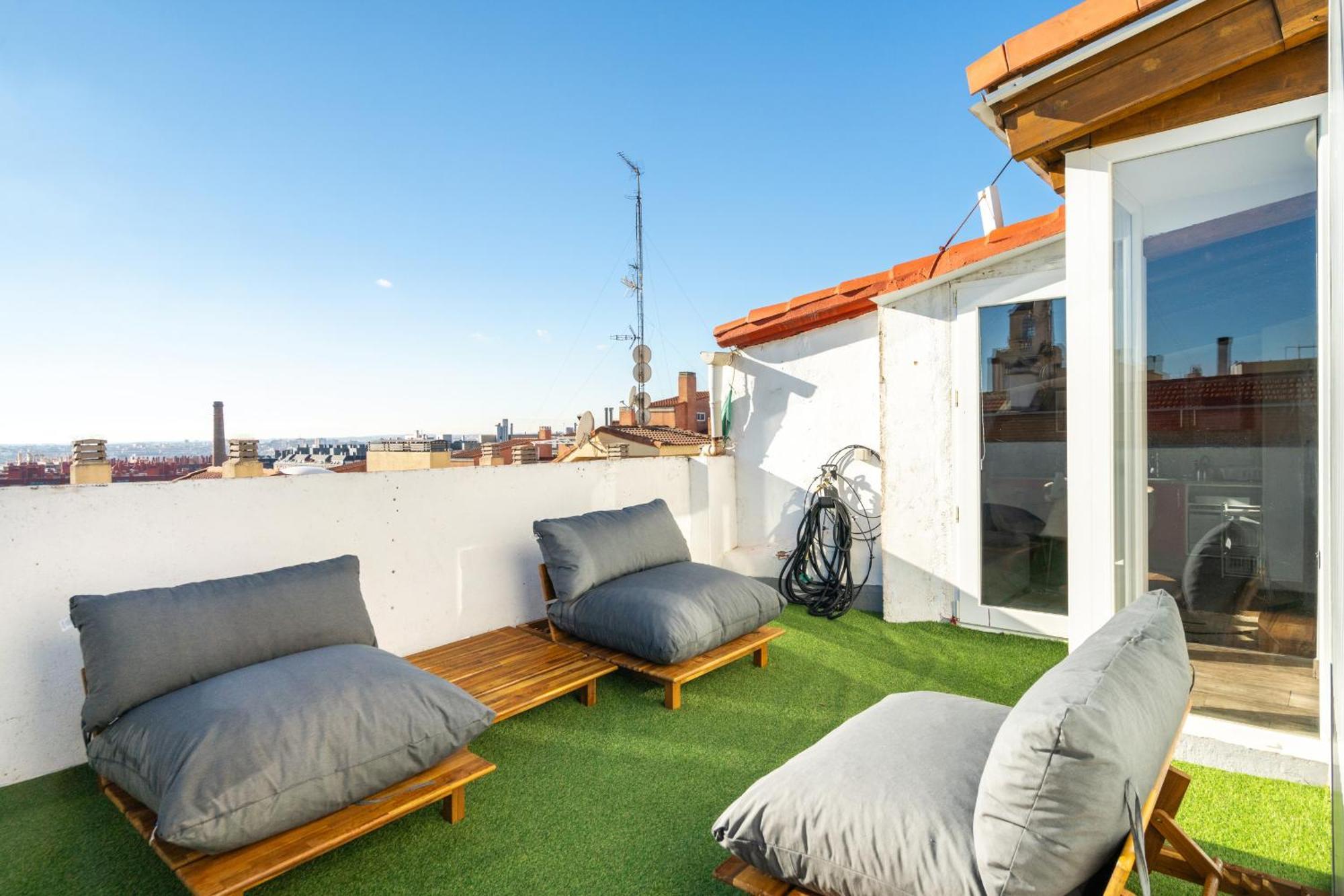 Atico Con Terraza En Lavapies Alquiler Temporal Lägenhet Madrid Exteriör bild