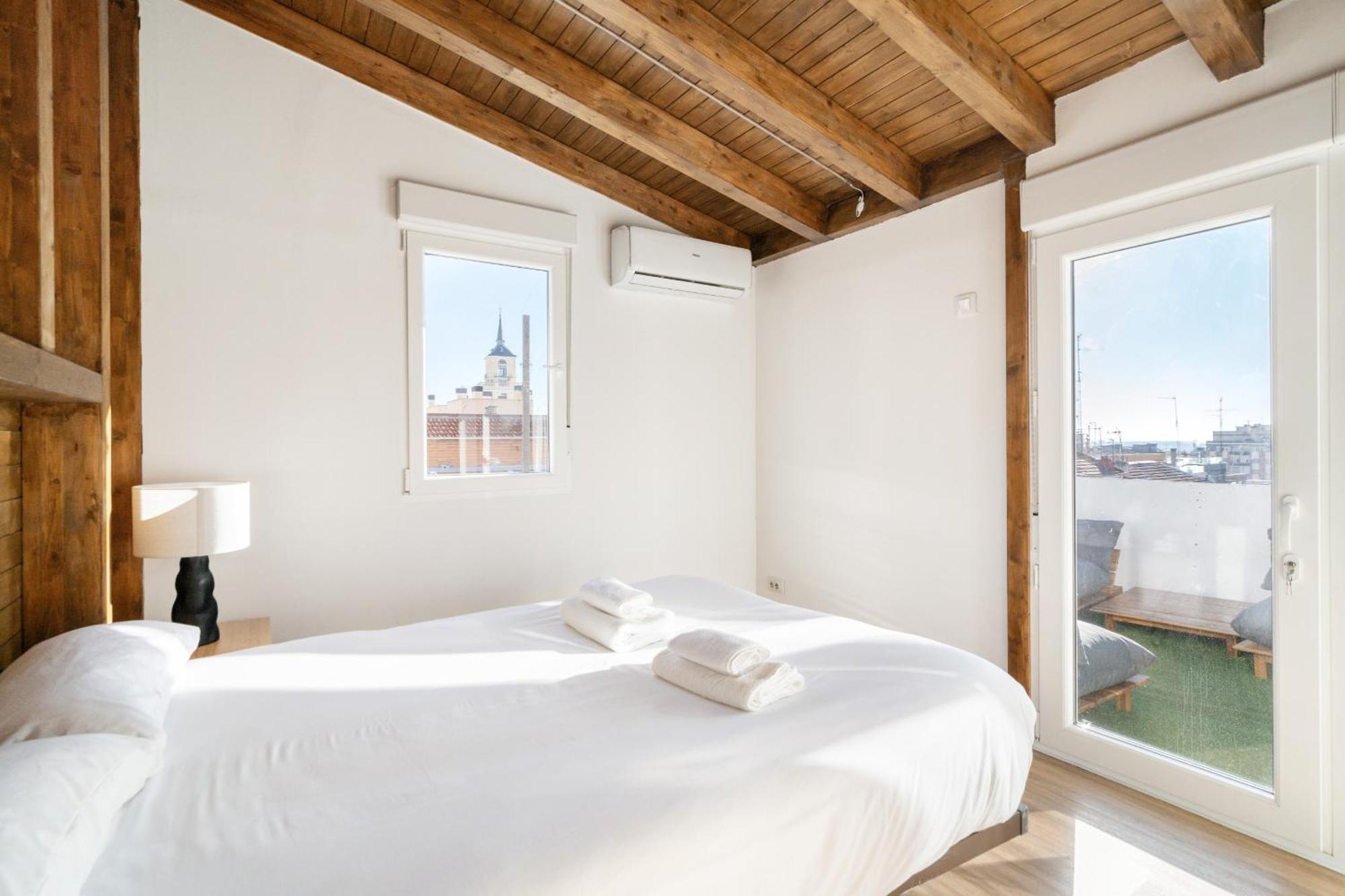 Atico Con Terraza En Lavapies Alquiler Temporal Lägenhet Madrid Exteriör bild