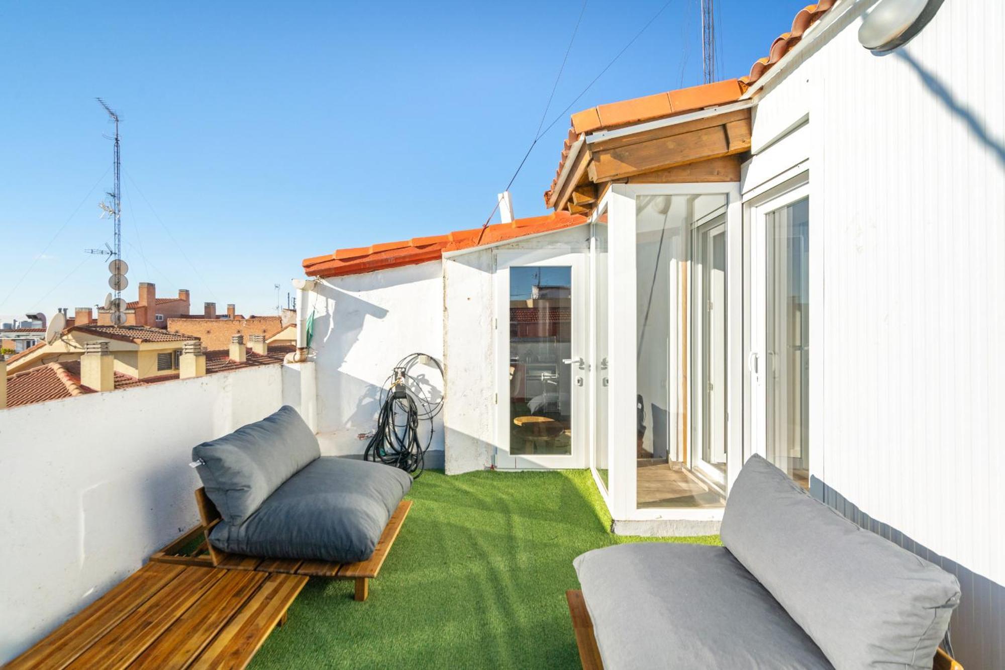 Atico Con Terraza En Lavapies Alquiler Temporal Lägenhet Madrid Exteriör bild