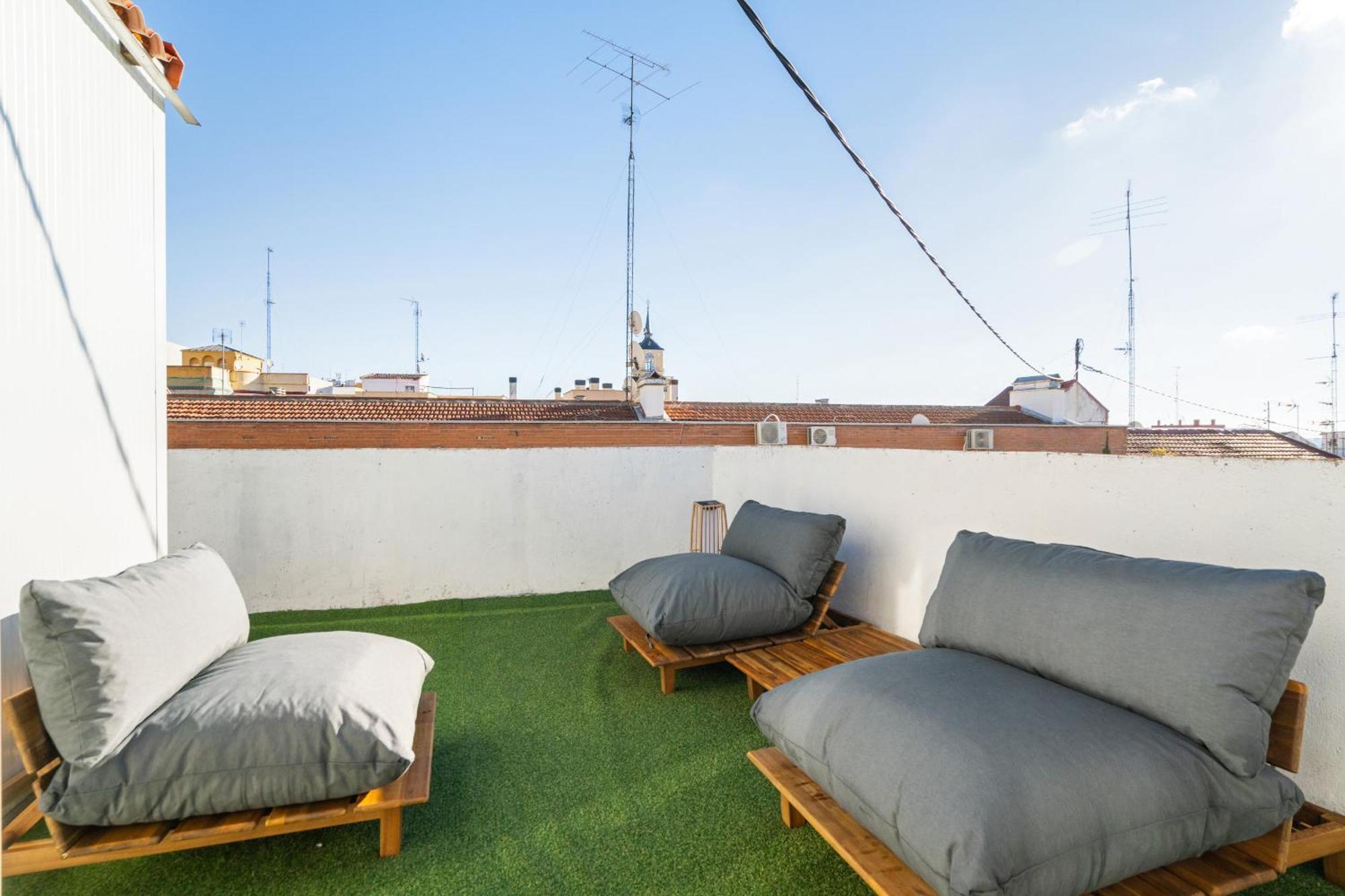 Atico Con Terraza En Lavapies Alquiler Temporal Lägenhet Madrid Exteriör bild