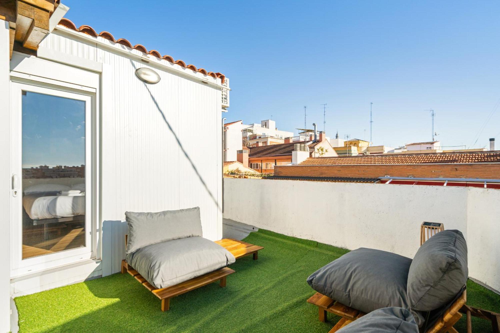 Atico Con Terraza En Lavapies Alquiler Temporal Lägenhet Madrid Exteriör bild